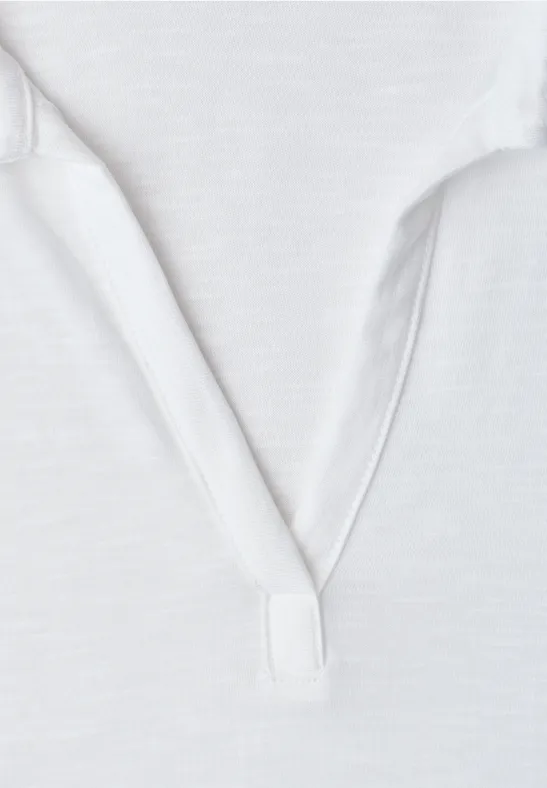 Close-up van een wit katoenen T-shirt met V-hals en versterkend driehoekje.