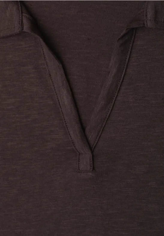 T-shirt marron en tissu doux avec encolure en V et petite patte de boutonnage
