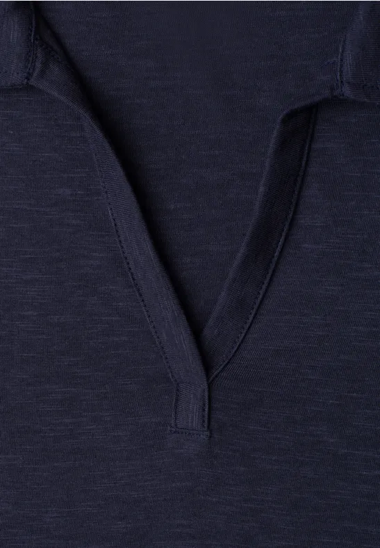 Donkerblauw poloshirt met V-hals en fijne textuur.