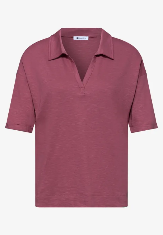 Roze poloshirt met V-hals en korte mouwen.