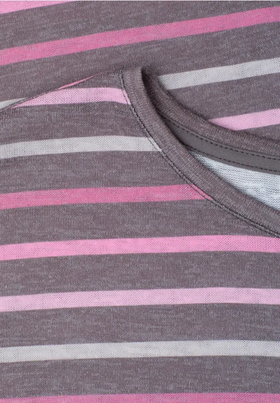 Nahaufnahme eines grau-pinken gestreiften Shirts mit Tasche