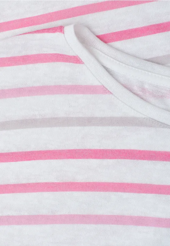Close-up van een roze-wit gestreept T-shirt.