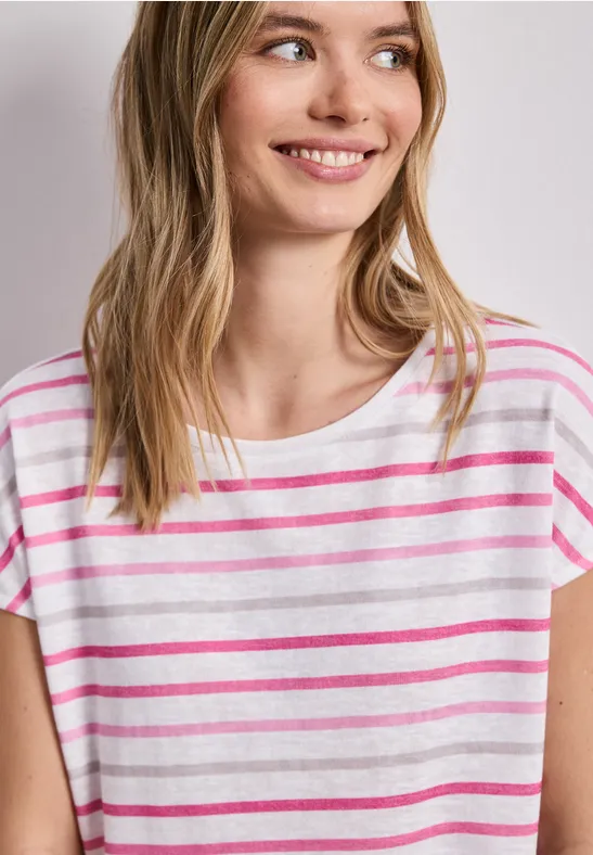 Iemand draagt een wit t-shirt met roze horizontale strepen voor een lichte achtergrond.