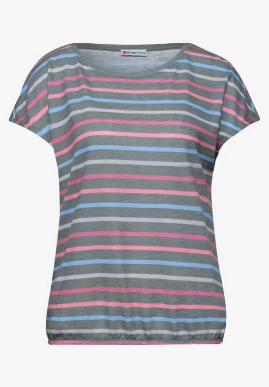 Grijze dames-t-shirt met korte mouwen, losse pasvorm en roze en blauwe horizontale strepen.