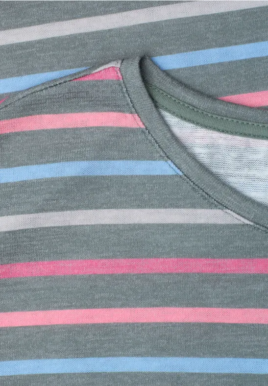 Close-up van een gestreept grijs T-shirt met roze en blauwe strepen en een ronde hals.