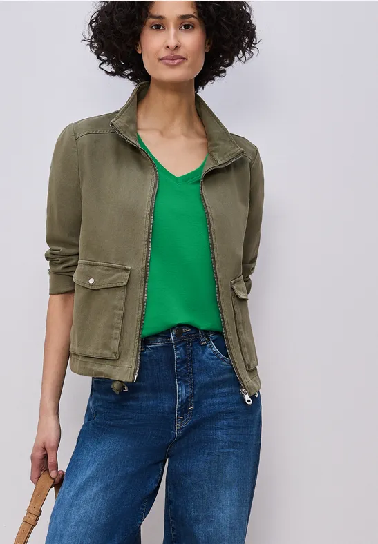 Basic T-Shirt mit V-Neck in Unifarbe ever green