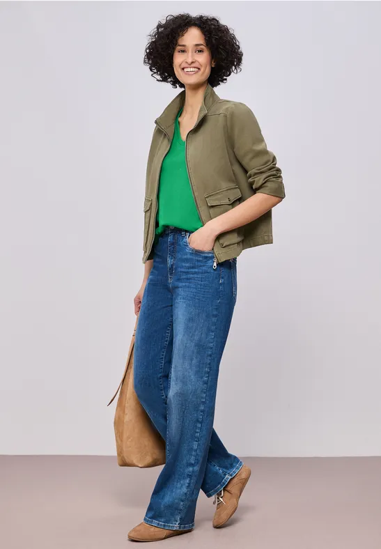 Basic T-Shirt mit V-Neck in Unifarbe ever green