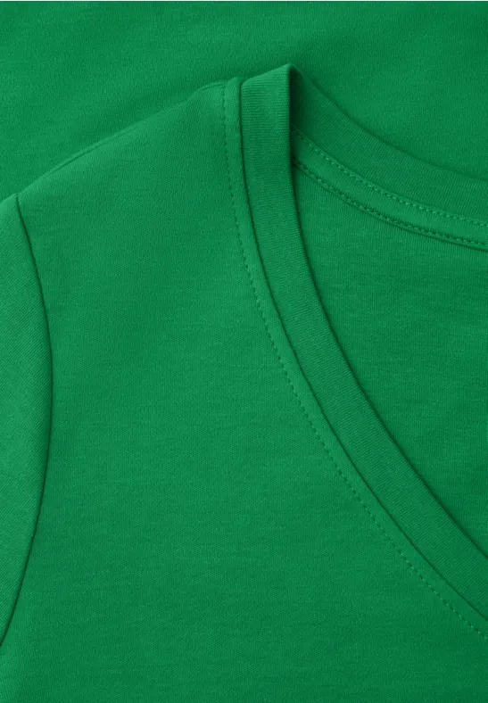 Basic T-Shirt mit V-Neck in Unifarbe ever green