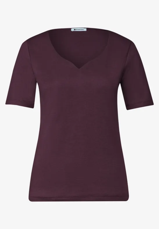 Ein schlichtes, weinrotes Damen-Shirt mit kurzem Arm und V-Ausschnitt.