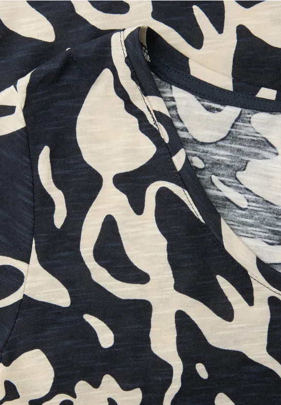 Kurzarm T-Shirt mit abstraktem Print shadowed navy