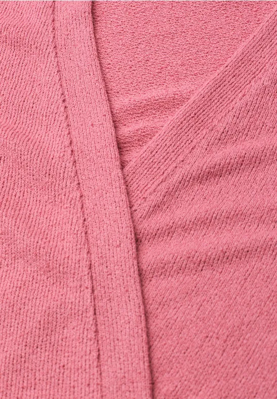 Gros plan sur un tissu rose texturé avec couture et plis