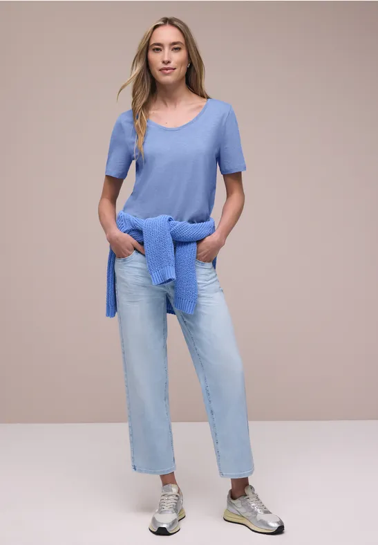 Basic T-Shirt mit V-Neck drift blue