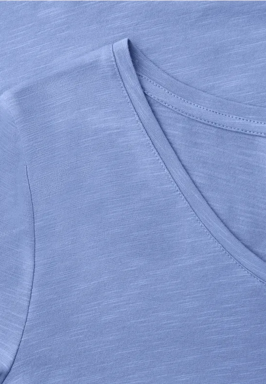 Basic T-Shirt mit V-Neck drift blue