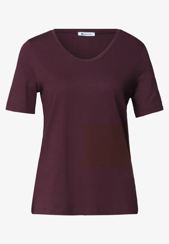 Schlichtes V-Ausschnitt-T-Shirt in dunklem Lila, kurzärmelig.
