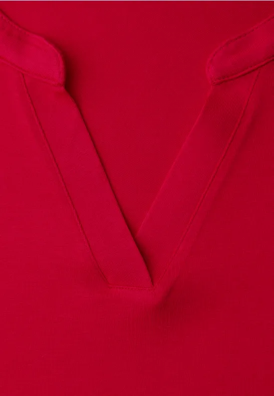 T-Shirt mit Split Neck und Frontprint salsa red