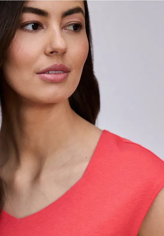 Ärmelloses Shirt mit Diamantausschnitt sunset red