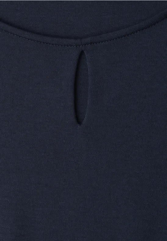 Dunkelblaues T-Shirt mit rundem Ausschnitt und kleinem Schlitzdetail vorne