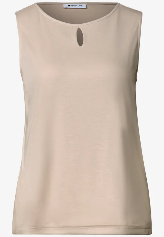 Mouwloze beige top met kleine druppelvormige uitsparing bij de ronde hals.