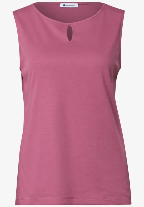 Mouwloos roze topje met ronde hals en kleine druppelopening.