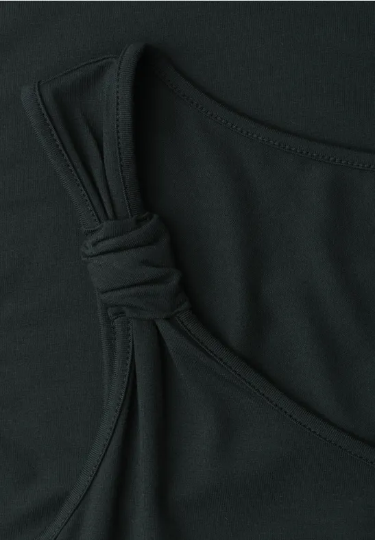 Nahaufnahme eines schwarzen Tops mit geknotetem Träger-Detail