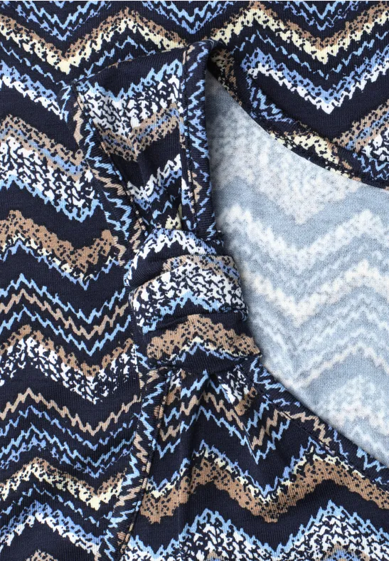 Nahaufnahme eines Textils mit blau-schwarz-beigen Chevron-Streifen