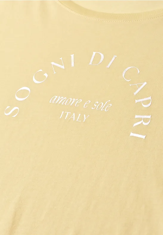 Geel T-shirt met witte tekst 'SOGNI DI CAPRI', 'amore e sole' en 'ITALY'.