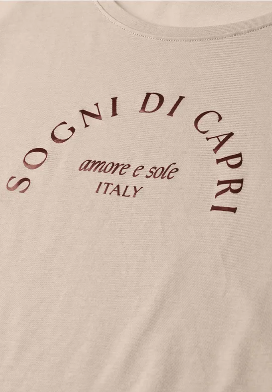 Beiges T-Shirt mit bordeauxrotem Aufdruck ‚Sogni di Capri‘ und ‚amore e sole Italy‘.