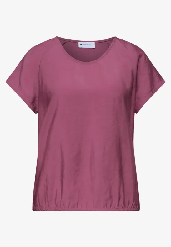 Een effen dames T-shirt met korte mouwen in donkerroze, ronde hals en elastische zoom.