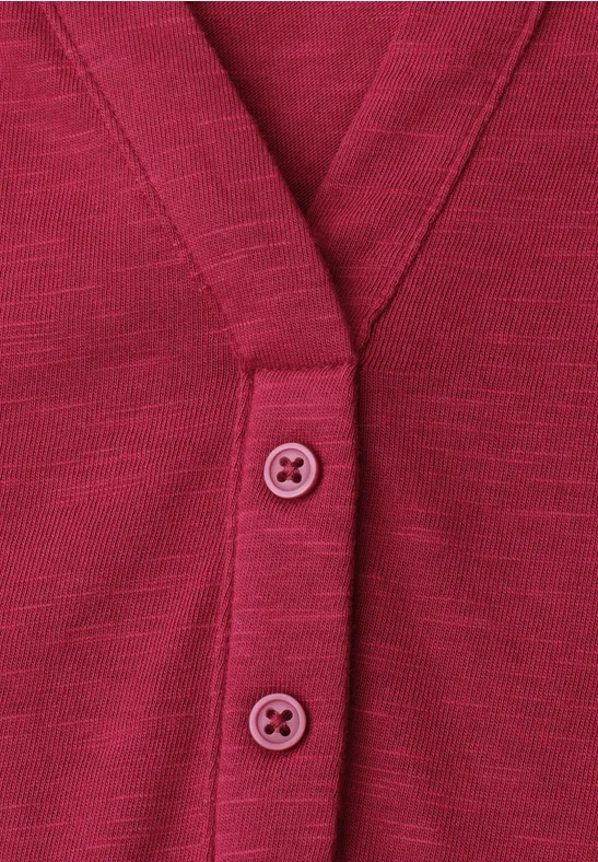 Rood gebreid vest met V-hals en twee knopen.