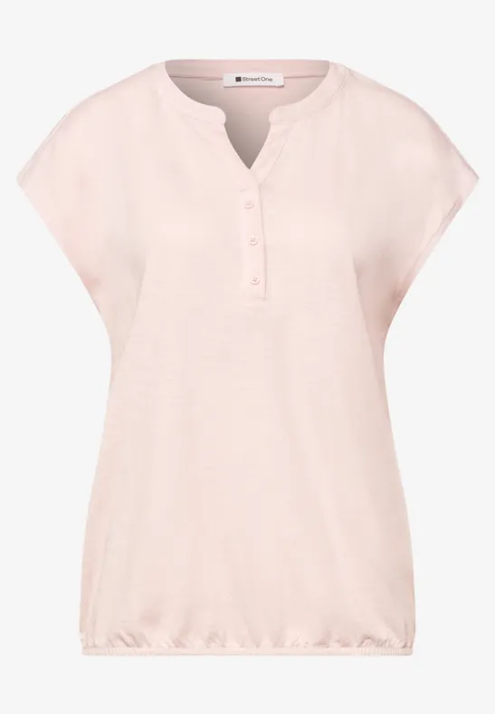 Losvallend lichtroze damesshirt met korte mouwen, knoopsluiting bij de hals en elastische zoom.