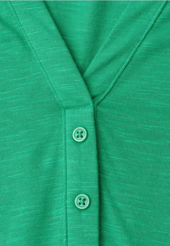 Groene gebreide cardigan met V-hals en twee knopen.