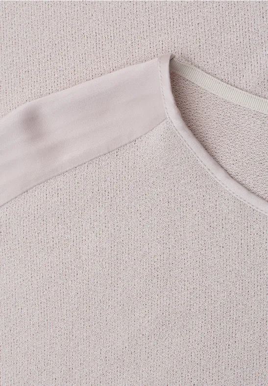 Beige-grauer Strickpullover mit Rundhalsausschnitt und feiner Struktur, Oberteil in Nahaufnahme.