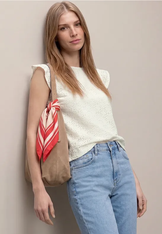 Top mit V-Neck und Lochspitze off white