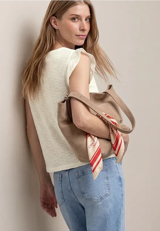 Top mit V-Neck und Lochspitze off white