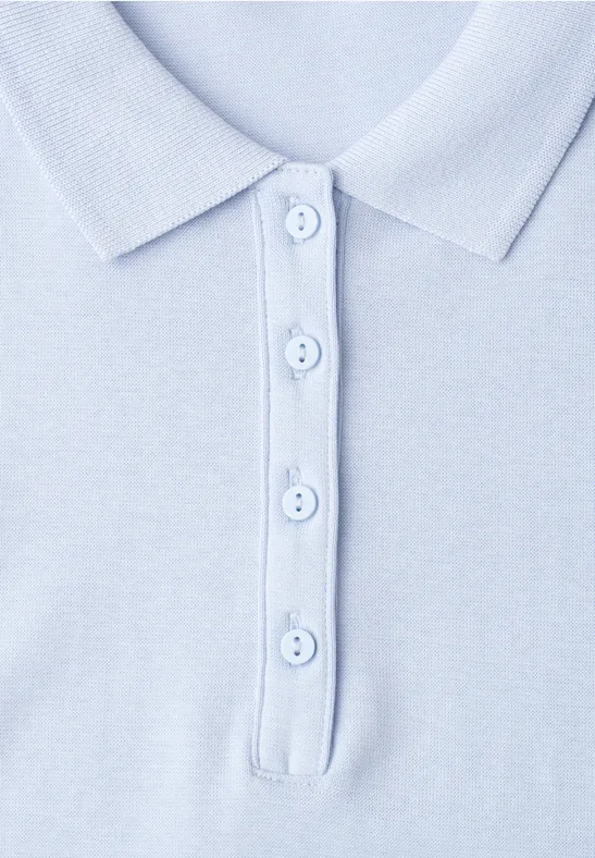 Lichtblauw poloshirt met kraag en knoopsluiting