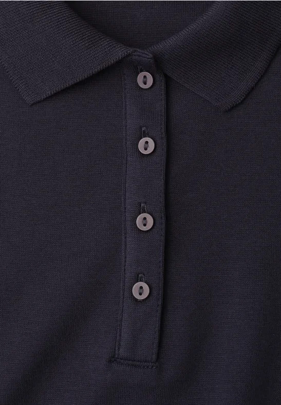 Zwart poloshirt met knoopsluiting en vier knopen.