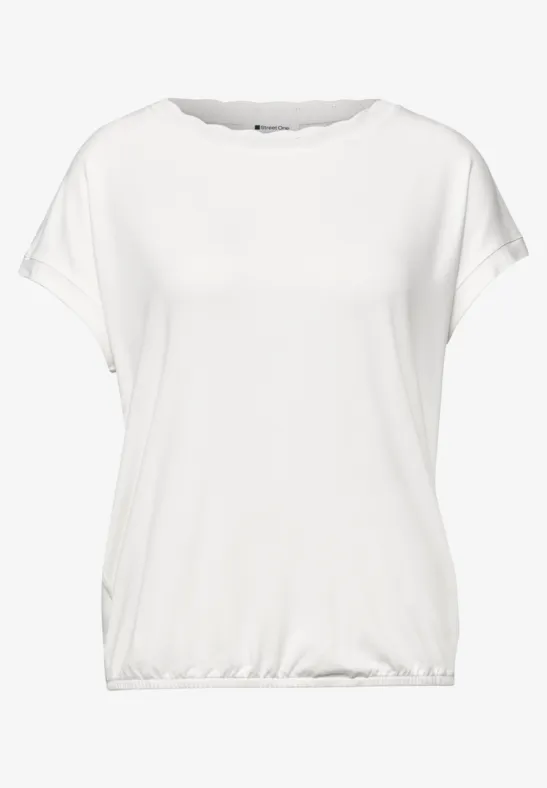 Schlichtes weißes Kurzarmshirt mit lockerem Schnitt und abgerundetem Saum.