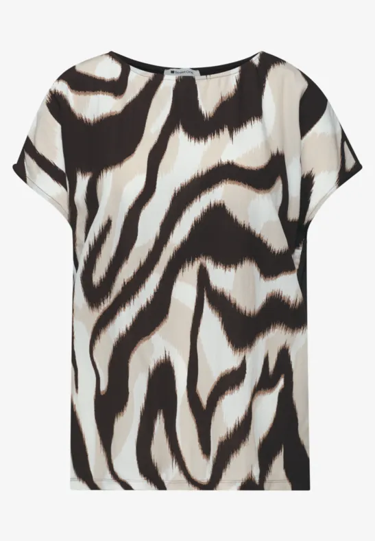 Losvallende korte mouw blouse met abstract zebra dessin in zwart en wit.