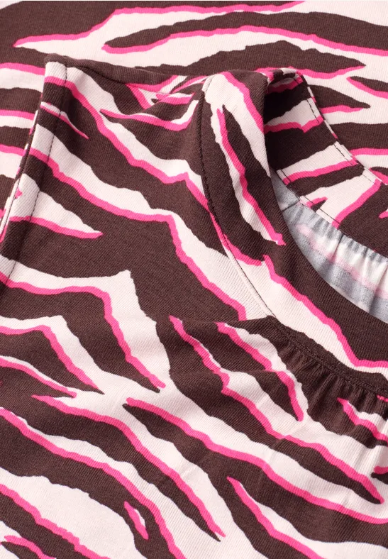 Close-up van kledingstuk met zebrapatroon in bruin, wit en roze