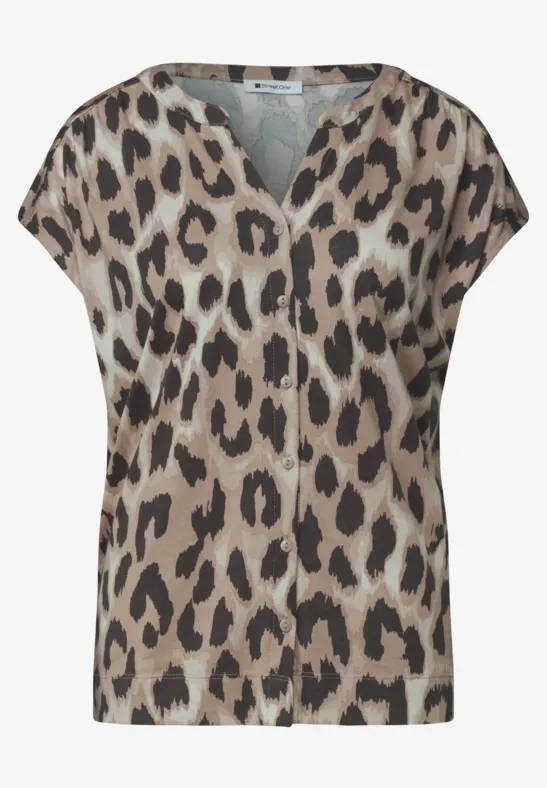 Damen-Bluse mit kurzem Arm, V-Ausschnitt und braun-beigem Leopardenmuster.