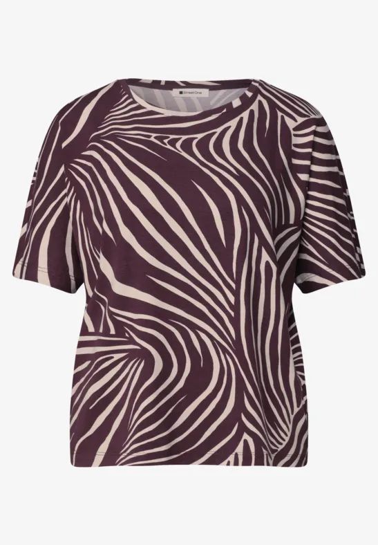 Kurzärmeliges Shirt mit weinrotem Zebramuster und beigen Akzenten.