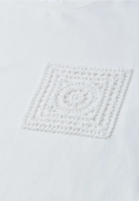Wit T-shirt met opgenaaid vierkant haakmotief op de voorkant