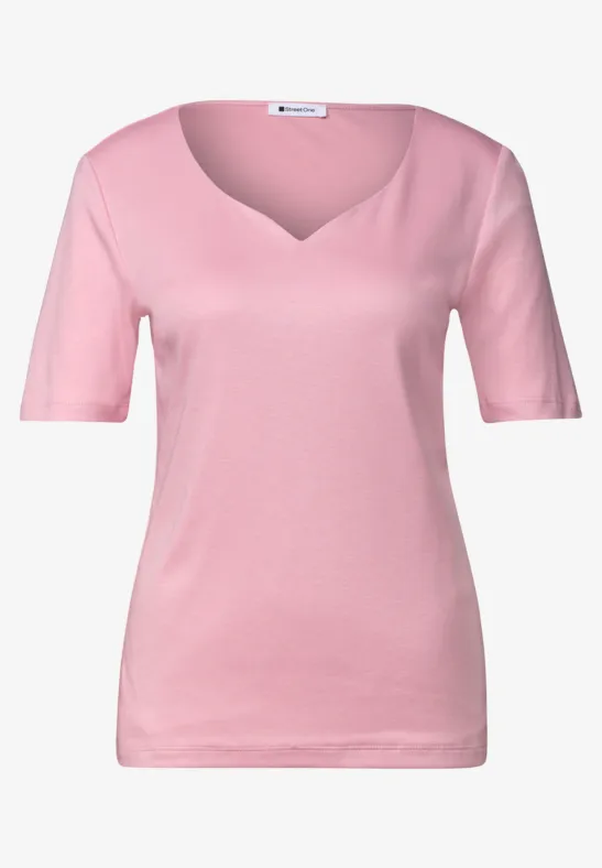 Ein schlichtes rosa T-Shirt mit V-Ausschnitt und kurzen Ärmeln vor weißem Hintergrund.
