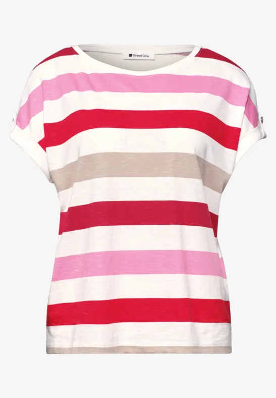 Wit dames-T-shirt met brede horizontale strepen in rood, roze en beige.
