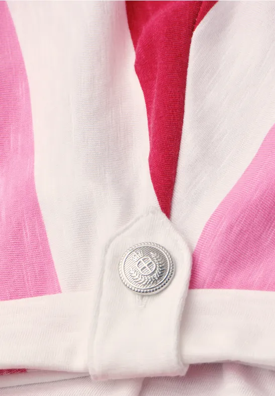 Close-up van gestreepte stof met een ronde metalen knoop.