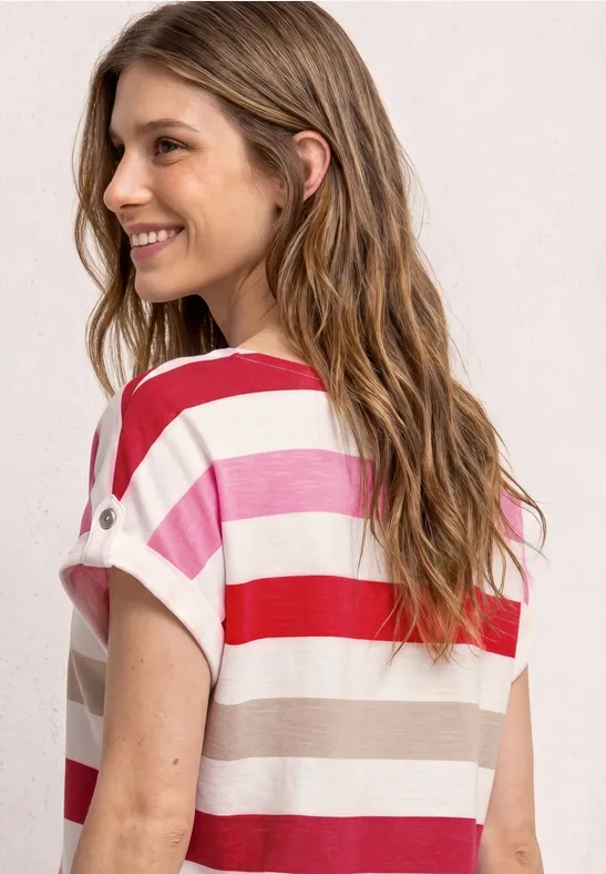 Achteraanzicht: een meisje draagt een T-shirt met rode, roze en witte strepen.