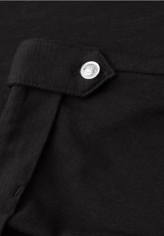 T-Shirt mit Split Neck und Knopfdetails Black