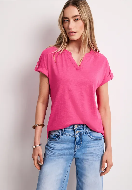 T-Shirt mit Split Neck und Knopfdetails magenta dream
