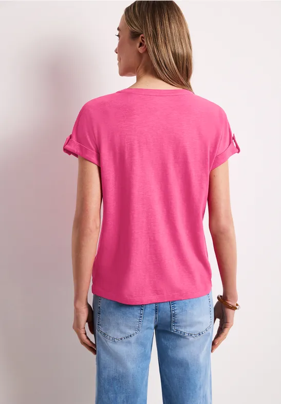 T-Shirt mit Split Neck und Knopfdetails magenta dream