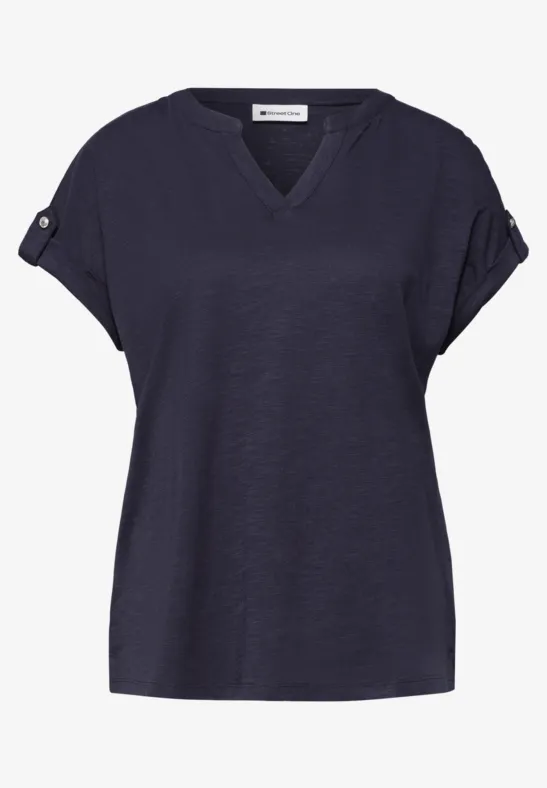 Donkerblauw T-shirt met V-hals en korte opgerolde mouwen.